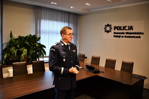 zdjęcie przedstawia Komendanta Wojewódzkiego Policji w Katowicach stojącego w pomieszczeniu