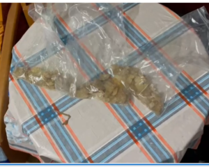 zdjęcie przedstawia narkotyki w foliowych torbach leżące na stole