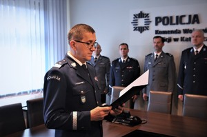 Zdjęcie. Umundurowani policjanci stojący w sali