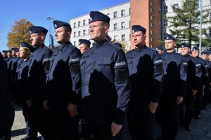 Zdjęcie. Widoczni umundurowani policjanci na placu