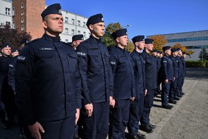 Zdjęcie. Widoczni umundurowani policjanci na placu