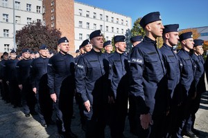 Zdjęcie. Widoczni umundurowani policjanci na placu