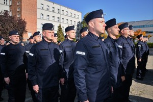 Zdjęcie. Widoczni umundurowani policjanci na placu