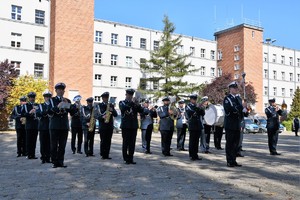 Zdjęcie. Widoczni umundurowani policjanci na placu