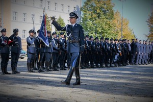 Zdjęcie. Widoczni umundurowani policjanci na placu