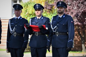 Zdjęcie. Widoczni umundurowani policjanci na placu