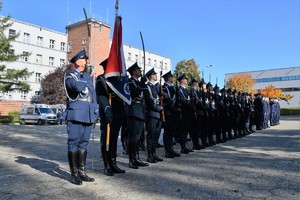 Zdjęcie. Widoczni umundurowani policjanci na placu