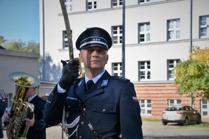 Zdjęcie. Widoczni umundurowani policjanci na placu