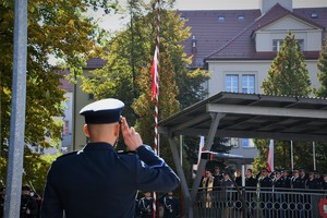 Zdjęcie. Widoczni umundurowani policjanci na placu