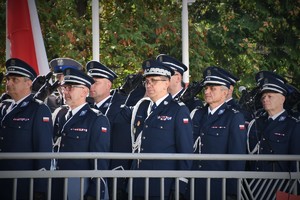 Zdjęcie. Widoczni umundurowani policjanci na placu