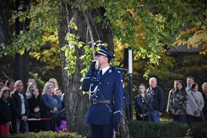 Zdjęcie. Widoczni umundurowani policjanci na placu