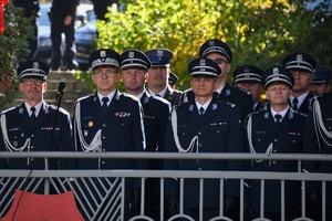 Zdjęcie. Widoczni umundurowani policjanci na placu