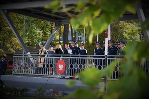 Zdjęcie. Widoczni umundurowani policjanci na placu