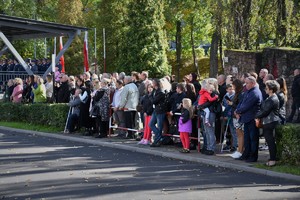 Zdjęcie. Widoczni umundurowani policjanci na placu