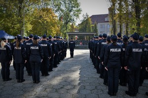 Zdjęcie. Widoczni umundurowani policjanci na placu