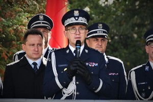 Zdjęcie. Widoczni umundurowani policjanci na placu