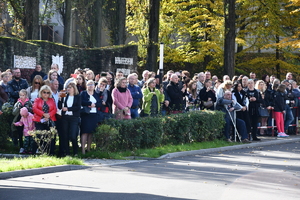 Zdjęcie. Widoczne rodziny policjantów na placu