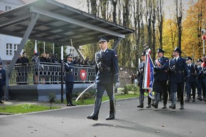 Zdjęcie. Widoczne umundurowani policjanci na placu