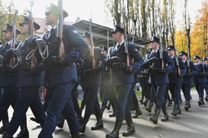 Zdjęcie. Widoczne umundurowani policjanci na placu