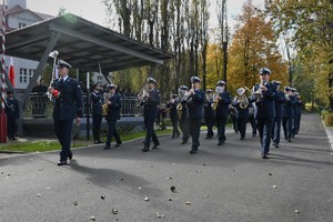 Zdjęcie. Widoczne umundurowani policjanci na placu