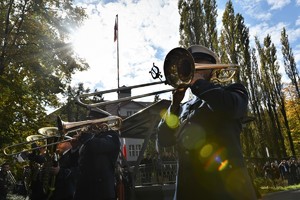 Zdjęcie. Widoczne umundurowani policjanci na placu