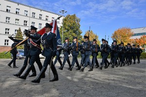 Zdjęcie. Widoczne umundurowani policjanci na placu