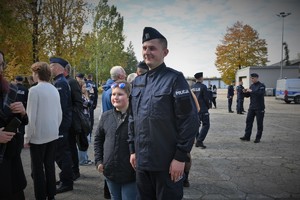 Zdjęcie. Widoczne rodziny policjantów i ich rodziny na placu