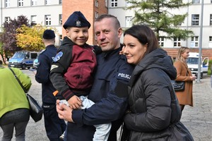 Zdjęcie. Widoczne rodziny policjantów i ich rodziny na placu