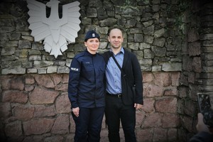 Zdjęcie. Widoczne rodziny policjantów i ich rodziny na placu