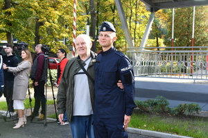 Zdjęcie. Widoczne rodziny policjantów i ich rodziny na placu