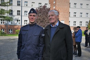 Zdjęcie. Widoczne rodziny policjantów i ich rodziny na placu