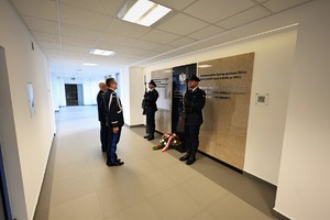 zdjęcie przedstawia Komendanta Wojewódzkiego wraz z zastępca oddających hołd przed tablicą poległych policjantów w asyście dwóch policjantów z kompanii honorowej
