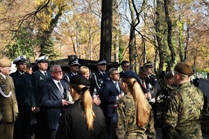 Zdjęcie przedstawia przedstawicieli służb mundurowych oraz samorządu  na cmentarzu