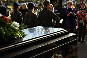 Zdjęcie przedstawia zbliżenie na grób Wojciecha Korfantego
