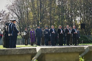 Zdjęcie przedstawia przedstawicieli służb mundurowych oraz samorządu  przed pomnikiem nieznanego policjanta w siedzibie Komendy Wojewódzkiej Policji w Katowicach