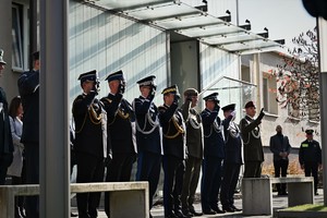 Zdjęcie przedstawia przedstawicieli służb mundurowych oraz samorządu  przed tablica pamiątkową poległych strażaków
