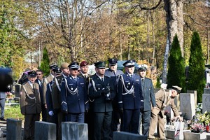 Zdjęcie przedstawia przedstawicieli służb mundurowych na cmentarzu