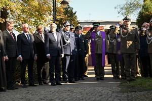 Zdjęcie przedstawia przedstawicieli służb mundurowych oraz samorządu  na cmentarzu