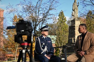 zdjęcie przedstawia Komendanta Wojewódzkiego Policji w Katowicach w trakcie telewizyjnego wywiadu