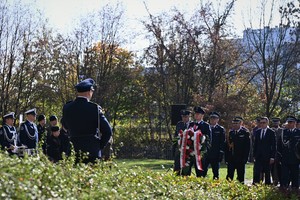 Zdjęcie przedstawia przedstawicieli służb mundurowych oraz samorządu  składających wieniec przed pomnikiem nieznanego policjanta polskiego