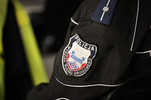 zdjęcie przedstawia naszywkę Wydziału Ruchu Drogowego na ramieniu policjanta