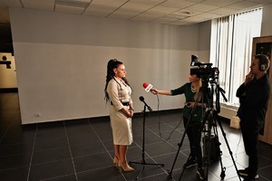 zdjęcie przedstawia kobietę w trakcie udzielania wywiadu