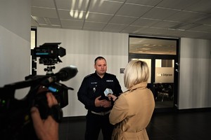 zdjęcie przedstawia policjanta w trakcie udzielania wywiadu