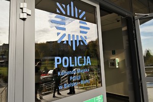 Zdjęcie przedstawia logo policji oraz napis Komenda Miejska Policji w Bielsku- Białej na drzwiach wejściowych