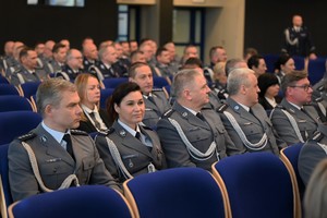 Zdjęcie przedstawia policjantów siedzących na widowni w trakcie uroczystości
