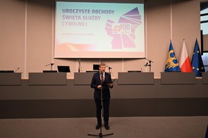 zdjęcie przedstawia Sekretarza Województwa Śląskiego w trakcie przemowy