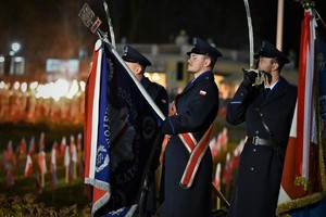 Na zdjęciu policyjny poczet sztandarowy.