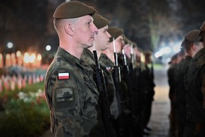 Na zdjęciu żołnierze stojący w szeregu.