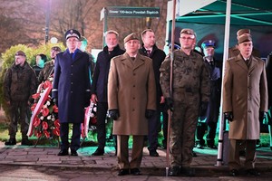 Na zdjęciu goście biorący udział w uroczystości, wśród nich komendant wojewódzki Policji.