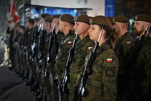 Na zdjęciu żołnierze z bronią stojący w dwuszeregu.